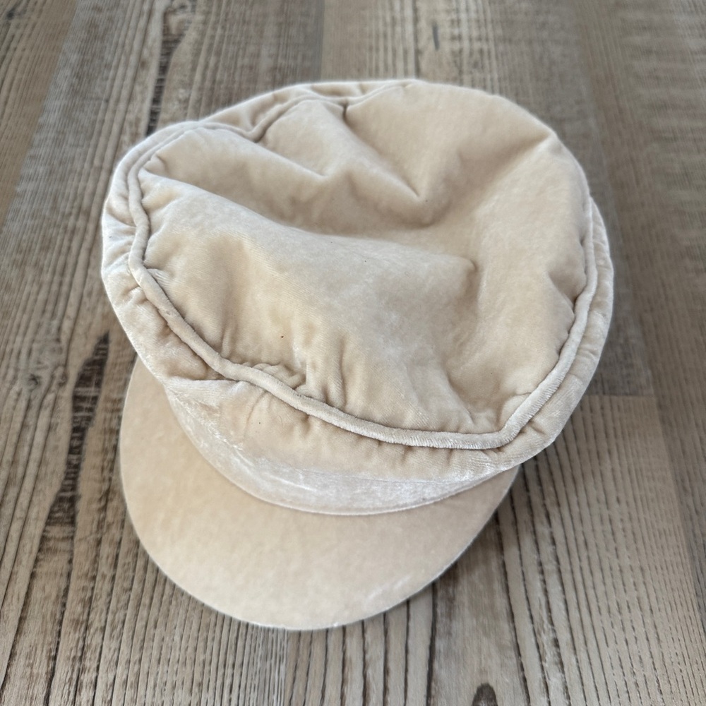 Lack of color velvet baker boy cap in gold